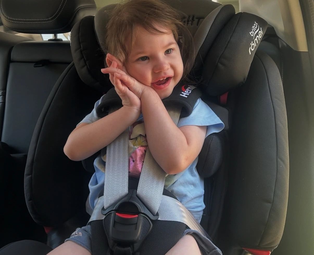 One-on-one physiotherapy treatment with a child